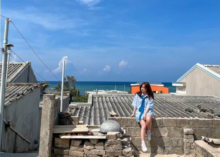 Photographing activities at Phu Long fishing village is an interesting experience that no one wants to miss