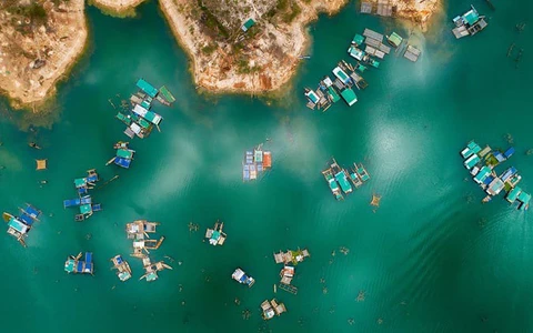 Làng chài Sê San nằm ở địa phận của xã  xã Ia Tơi, huyện Ia Hdrai, cách trung tâm của thành phố Kon Tum 100km.