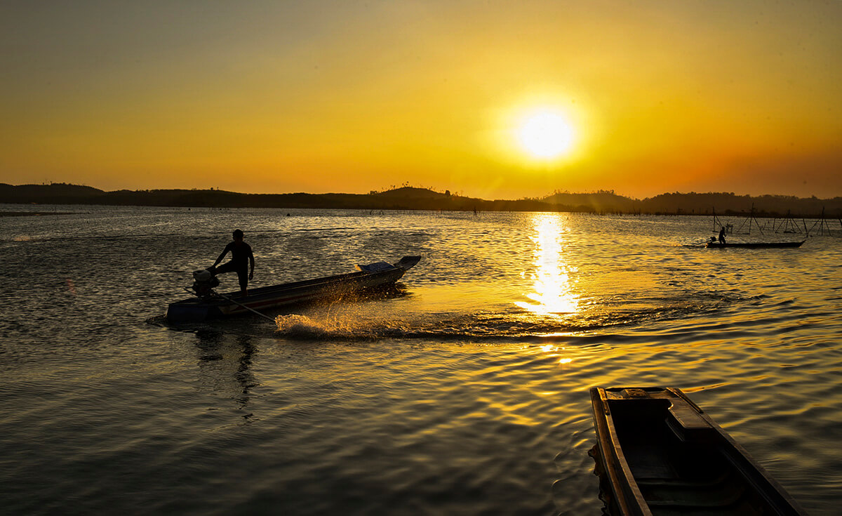 Khung cảnh hoàng hôn đầy lãng mạn và bình yên ở làng chài Sê San.