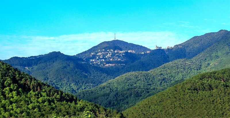 この場所は、雄大な山々、叙情的な景色、新鮮で涼しい雰囲気の「インドシナの真珠」としてフランス人と比較されることがよくあります。