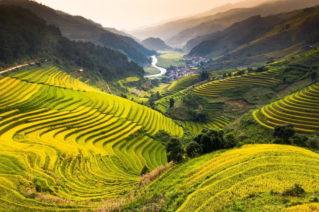 Vẻ đẹp của Ngọc Chiến là bức tranh hài hòa giữa bản sắc con người và vẻ đẹp núi rừng ấn tượng.