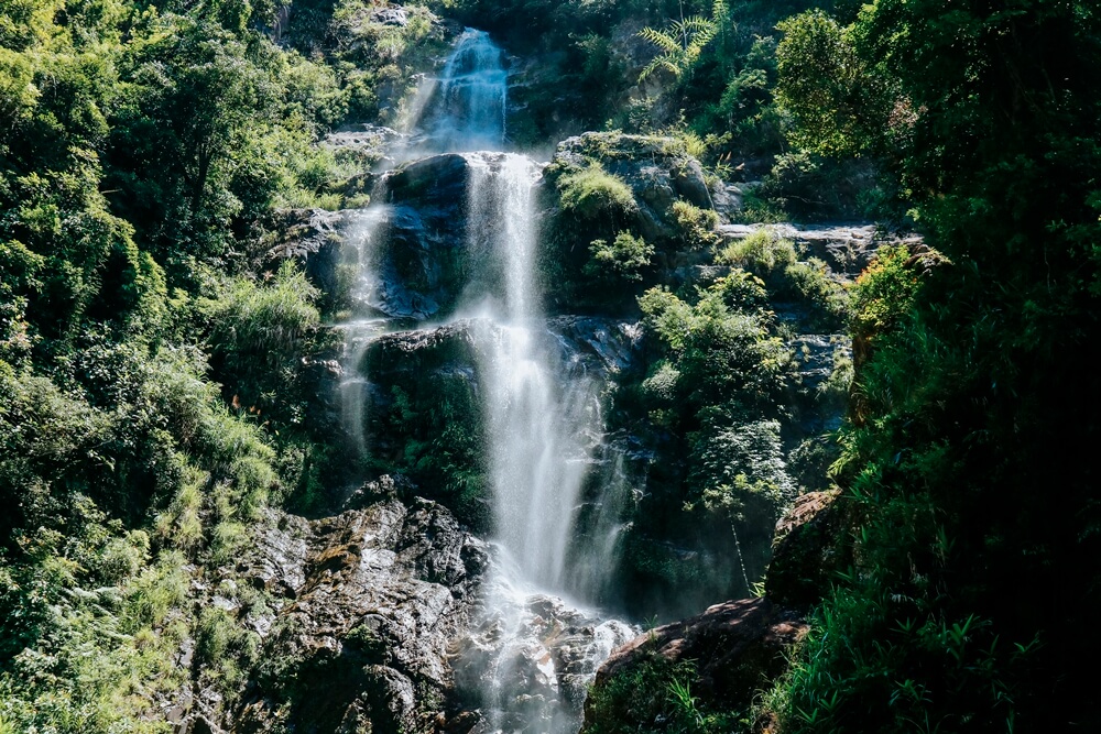 アノーの滝は、トゥア・ティエン・フエ州のルーイ地区であるホン・キム・コミューンのベト・ティエン村の北東にある美しい滝です。
