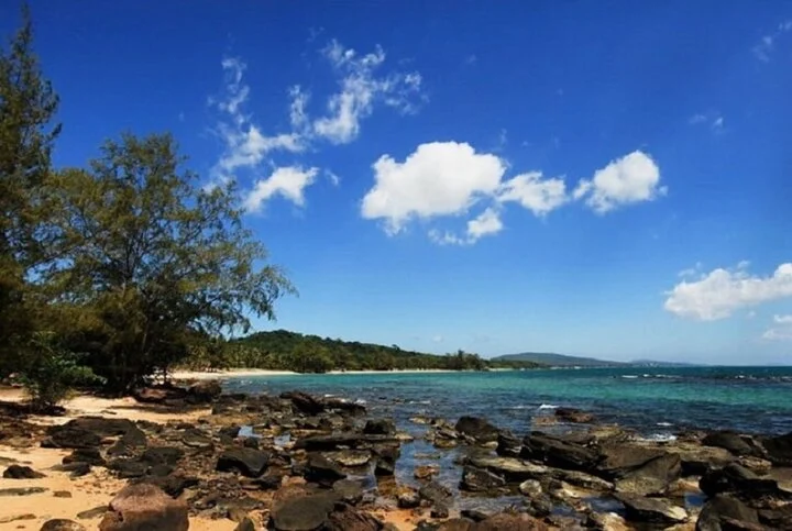 트레킹 도로의 아름다운 에메랄드 녹색 물 색상.