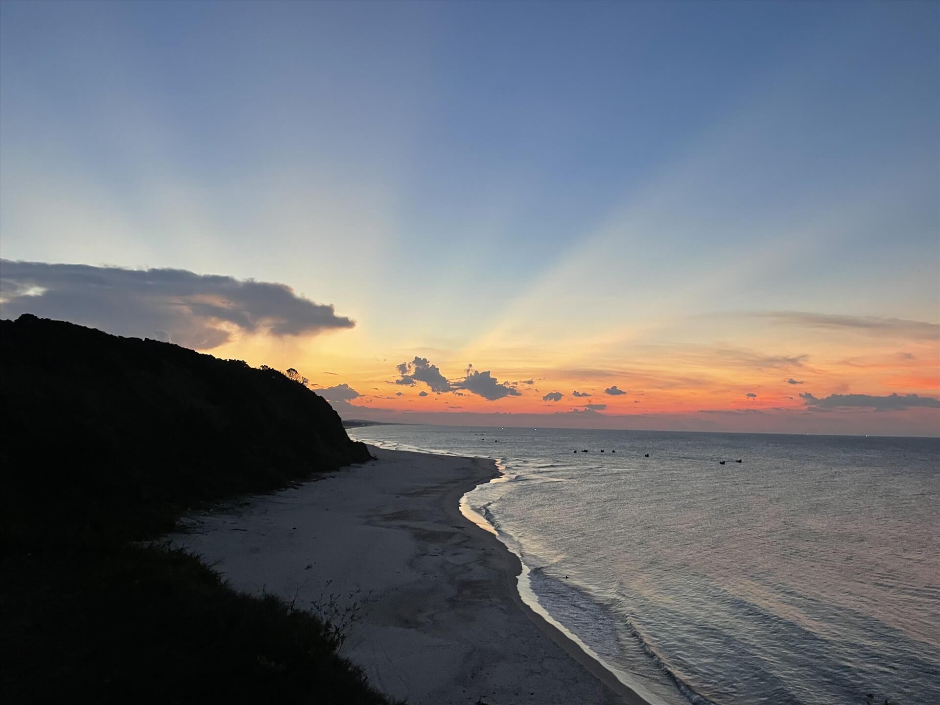 The romantic climbing nose appears in the eyes of the traveler