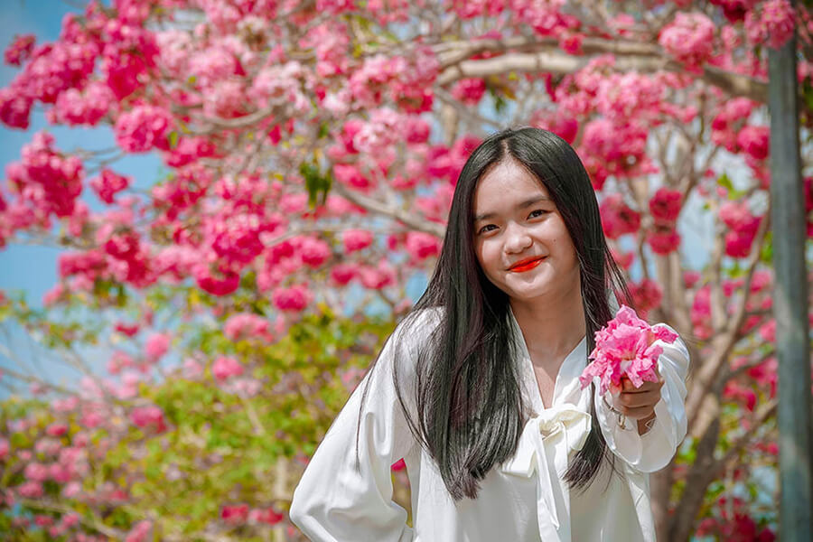 ピンクフラワーロードでチェックインすると、美しいきらめく写真を撮るのに役立ちます。