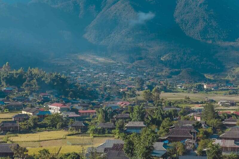 Nơi đây nổi tiếng bởi thắng cảnh thanh bình cùng dấu ấn đời sống văn hóa thú vị với sự đa dạng của nhiều dân tộc ít người.