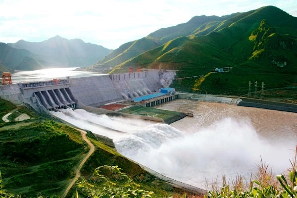 約8000ヘクタールの水面の面積があるTuyen Quang Hydroelectric Plantは、2つのGam＆Nang川に広がる広大な湖エリアを作成しました。