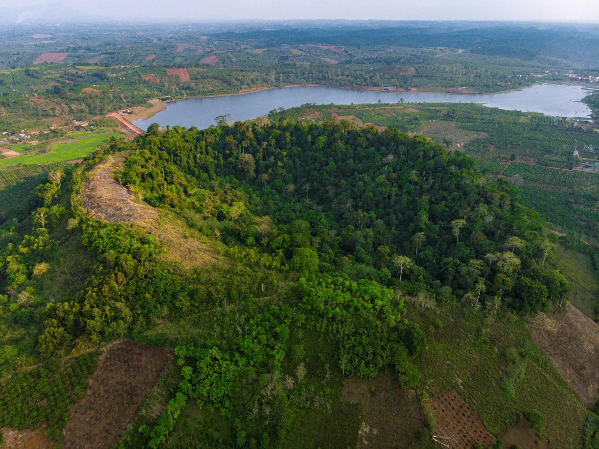 Bang Mo volcano is a typical young volcano with an eruption in the center, dating from 200,000 to 600,000 years