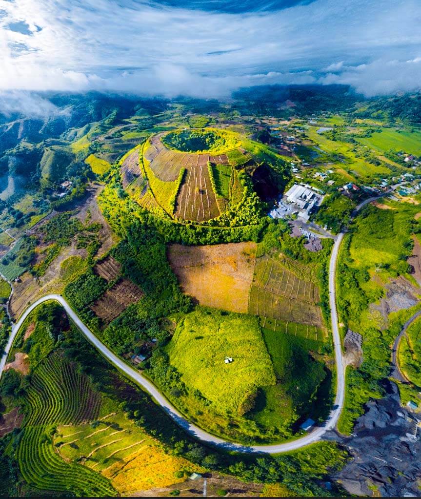 Seen from above, the volcano Kar impressed by the green beauty