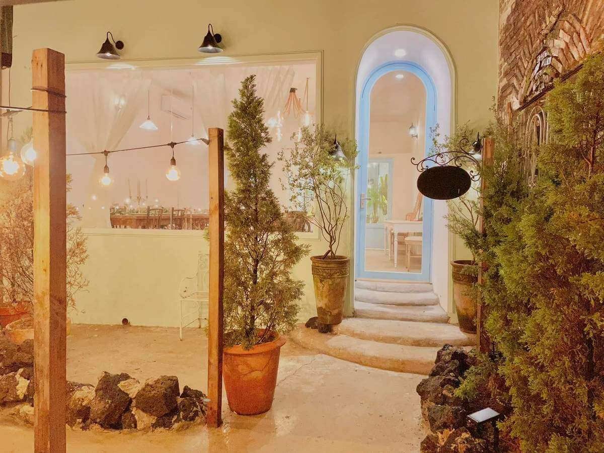 夜のショップスペースは非常に素晴らしく黄色い光があり、この場所は非常にロマンチックになります