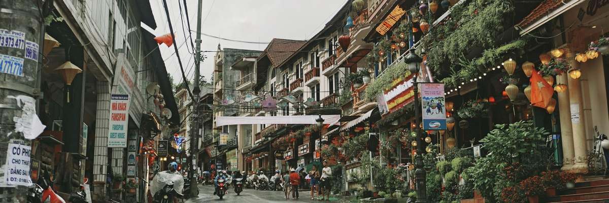 Rảo bước trên những con đường  tấp nập hàng quán vô cùng hấp dẫn