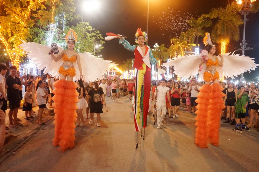 Hoạt động trình diễn đường phố thu hút sự quan tâm, cổ vũ của nhiều người dân.