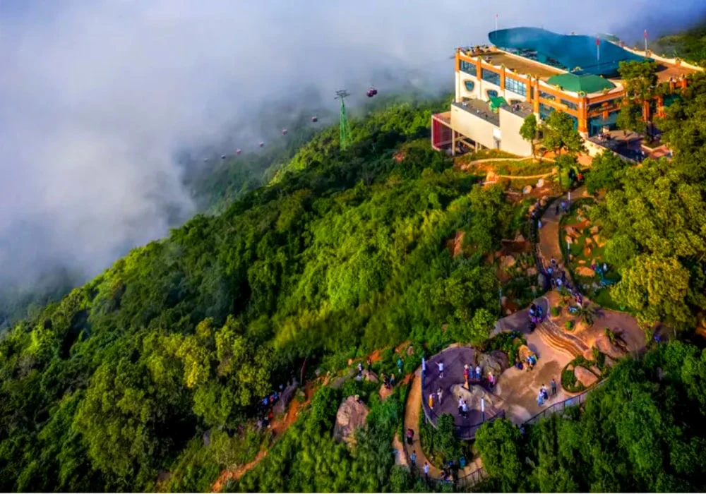 特に、これはベトナムで最も高いピークであり、南部の馴染みのある名前「屋根」としても知られています。