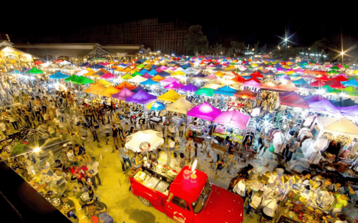 バッハ・ダン・ビン・デュオン・ウォーキング・ストリートは、観光客や地元の人々を引き付ける夕方のトップエンターテイメントの場所です。