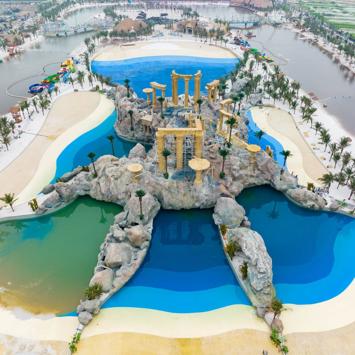 6 hồ tạo sóng nhân tạo tại đây đã mang về 1 kỷ lục Guinness cho VinWonders Wave Park với danh hiệu “Tổ hợp hồ nước mặn tạo sóng nhân tạo trong khuôn viên khu đô thị có tổng diện tích lớn nhất thế giới”.