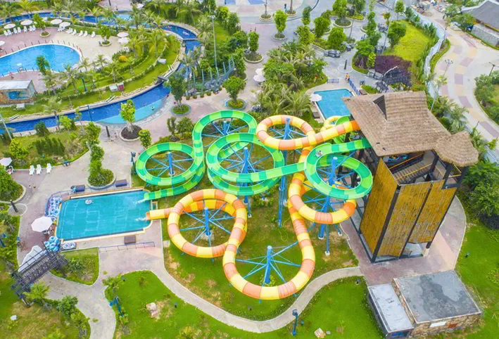 Tổ hợp vui chơi giải trí Sun World Sầm Sơn – Thanh Hóa bao gồm công viên nước và công viên chủ đề. Với tổng diện tích hơn 33,5 ha, quy mô đầu tư hơn 6.000 tỷ đồng.