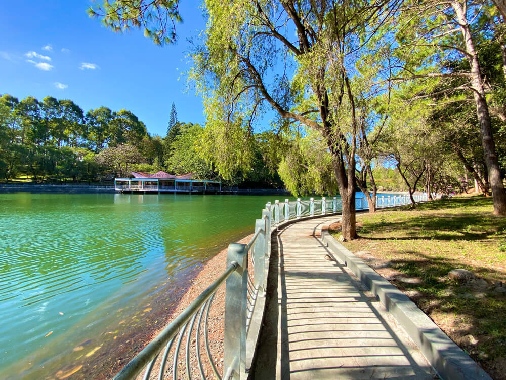 최대 12.3ha의 면적으로 공기를 조절하고 도시의 물을 저장하는 2 개의 대형 담수 호수를 소유하고 있습니다.
