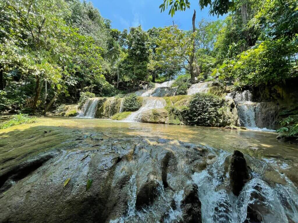 驚くべきことに、タイnguyenの降雨の近くの7ストーリーの滝の真の美しさで
