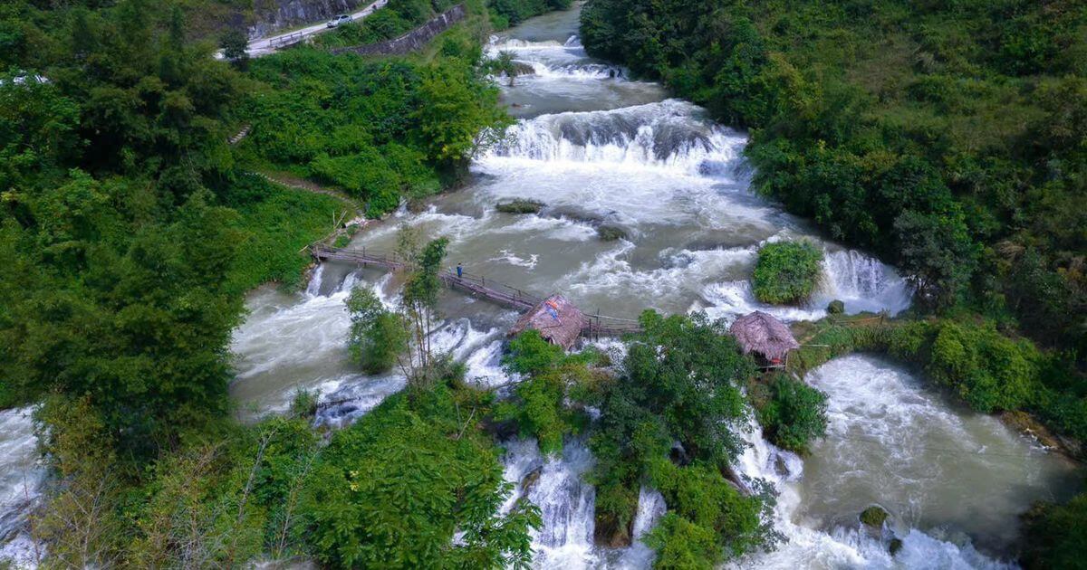 上から見ると、滝の周りのエリアは、テイの人々の畑が緑と一致しました。