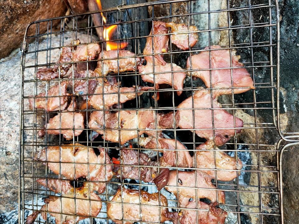 Đến với khu du lịch sinh thái Thác Ma Hao, ngoài vãn cảnh, tắm mát, du khách còn được thưởng thức các món ăn đặc sản vùng cao