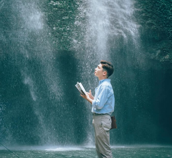 Thai Nguyen rain waterfall stimulates the feet of ham.
