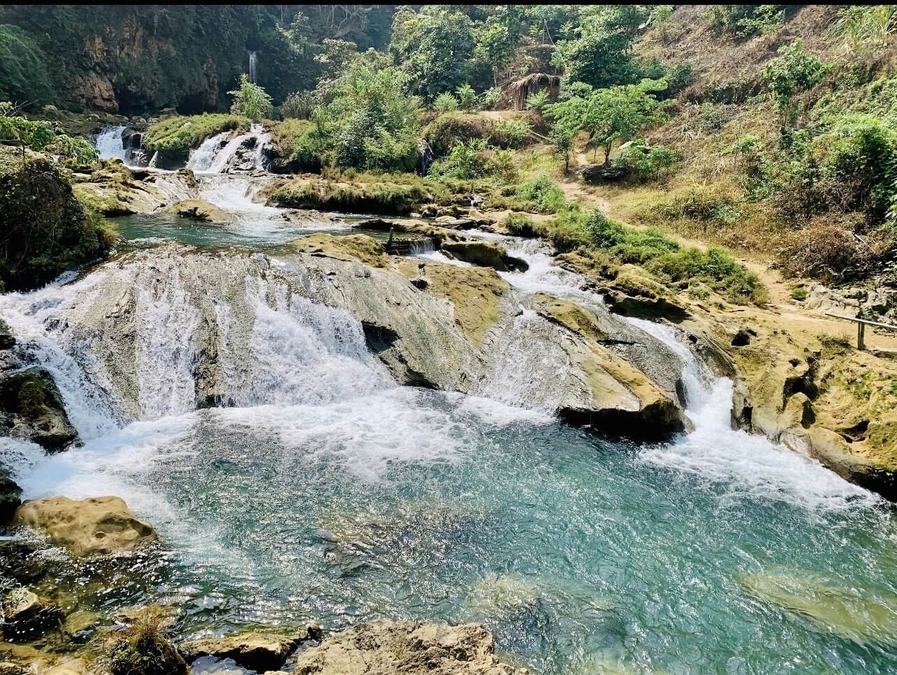 Dòng thác được hình thành từ nguồn nước của dòng suối Tân, hợp lưu lại từ nhánh của bản Suối Lìn, băng qua xã Vân Hồ và bản Suối Khem, xã Phiêng Luông của huyện Mộc Châu tỉnh Sơn La.