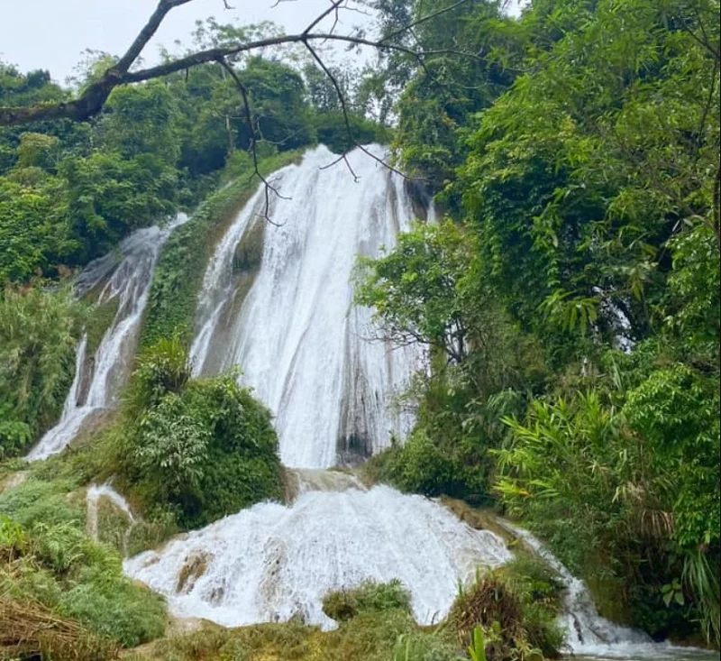 Thác Tạt Nàng là một trong những danh lam thắng cảnh nổi tiếng tọa lạc tại huyện Vân Hồ
