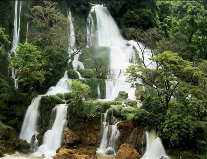 Thác Tạt Nàng nằm cách trung tâm tỉnh Sơn La khoảng 60 km và được bao quanh bởi núi rừng rậm rạp.
