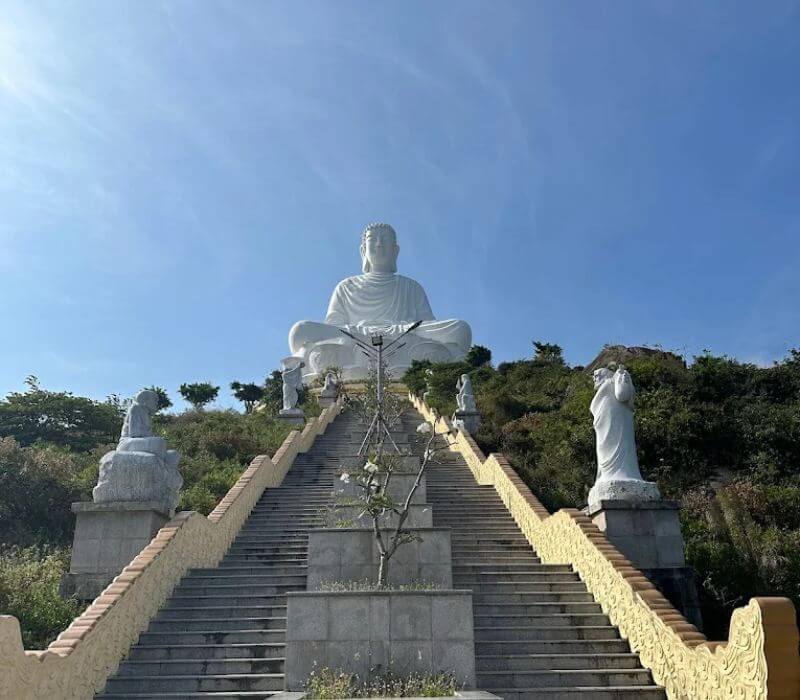 Thien Hung Zen Monastery는 장엄한 아름다움과 평화 롭고 순수한 공간을 가진 유명한 영적 목적지입니다.