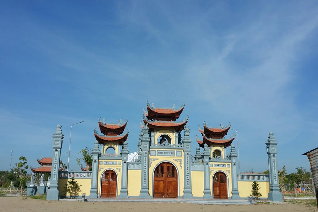 Truc Lam Soc Trang Zen MonasterのTam Quan Gateは、ベトナムの塔の典型的な湾曲した態度を構築しました