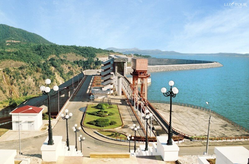 約8000ヘクタールの水面の面積があるTuyen Quang Hydroelectric Plantは、2つのGam＆Nang川に広がる広大な湖エリアを作成しました。