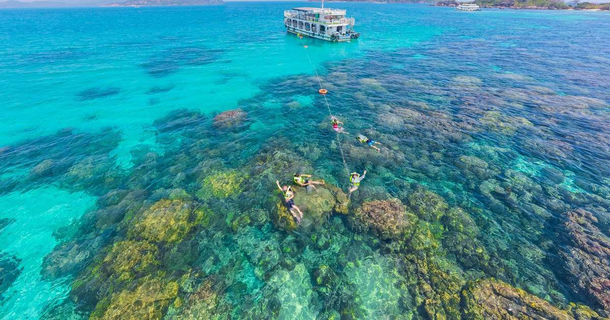 ジェイド - 緑の水上画面は底で照らされる可能性があります