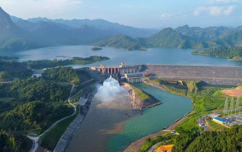 Tuyen Quang Hydroelectric Plantは、2008年以来、National Electry Networkに正式に参加しています。11年以上にわたって、このプロジェクトの登場は、山岳地域の風景で飾られて魅力的になりました。