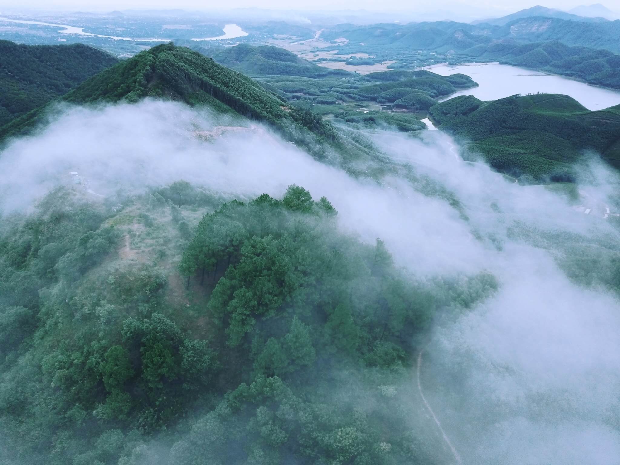 ラタン狩り、ホンジェムの頂上で日の出を見ている