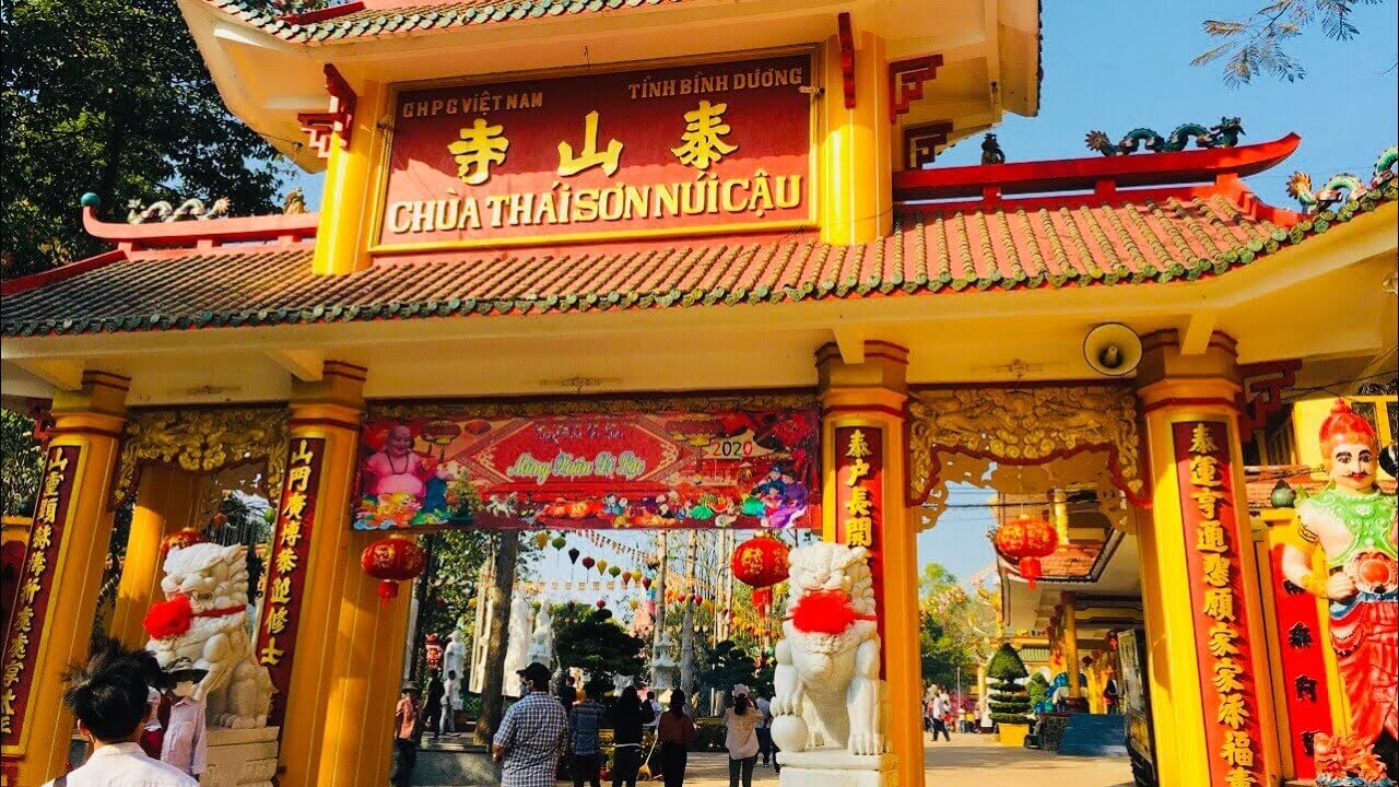 タイの息子パゴダの中に導かれた門は、人々が来る人で混雑しています