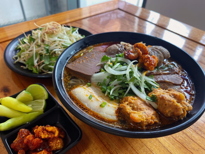 Một lần ghé quán, nhớ mãi vị bún bò thơm nồng của O Cương Chú Điệp