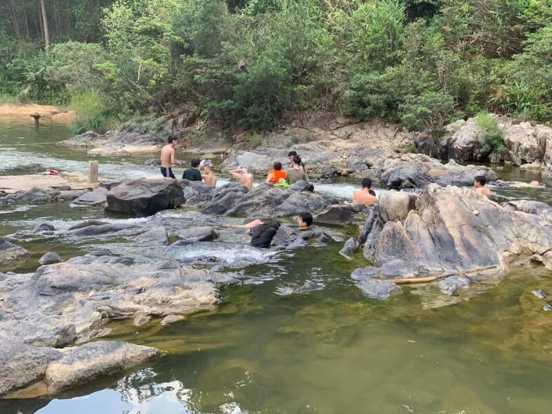 Tận Hưởng Bầu Không Khí Trong Lành Ở Thác Chín Chàng