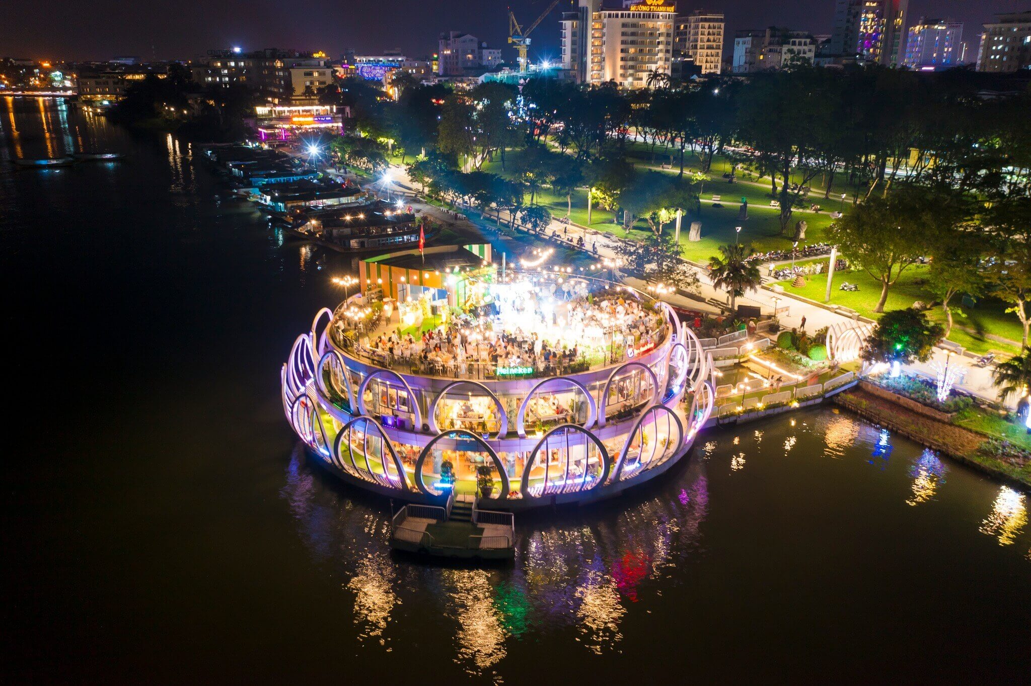 Một Buổi Tối Lãng Mạn và Thưởng Thức Ẩm Thực Huế Tại Nhà Hàng Nổi Sông Hương