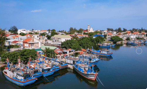 Thức Dậy Ở Huế Với Mùi Mặn Nồng Của Làng Chài Vân Quật Đông