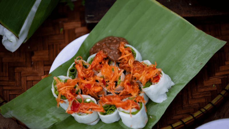 Đến Huế Nhất Định Phải Thử Món Bánh Cuốn Tôm Chua Thơm Ngon