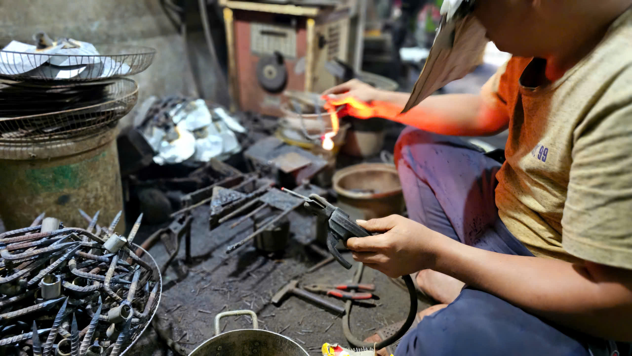 Dưới ánh lửa rèn: Một nét Huế mộc mạc giữa làng nghè rèn Bao Vinh