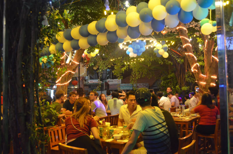 Trải Nghiệm Đêm Sôi Động Tại Century Pub Beer Garden