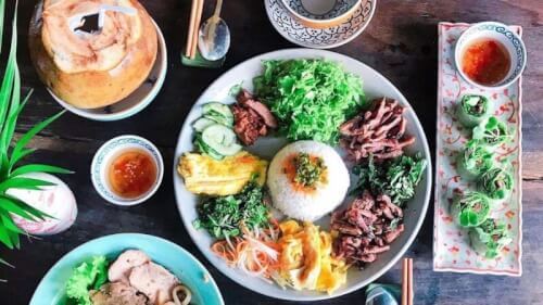 Cơm âm phủ Huế: Tinh tế từ cách bày biện đến hương vị mộc mạc