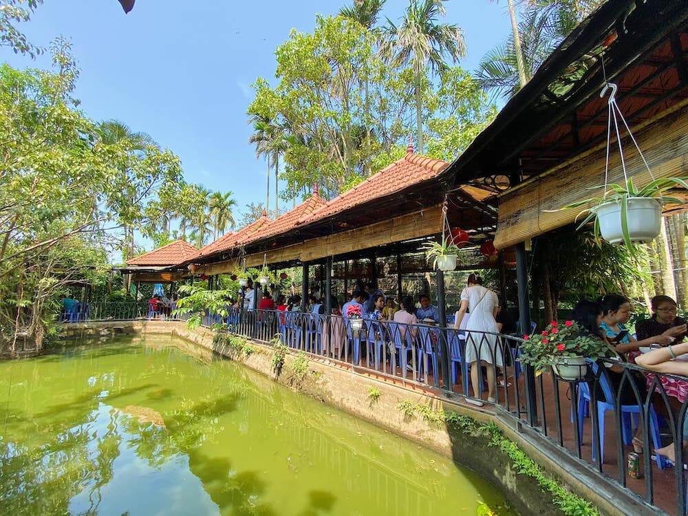 Khám Phá Vẻ Đẹp Đơn Giản Nhưng Hấp Dẫn Của Nhà Hàng Duyên Quê