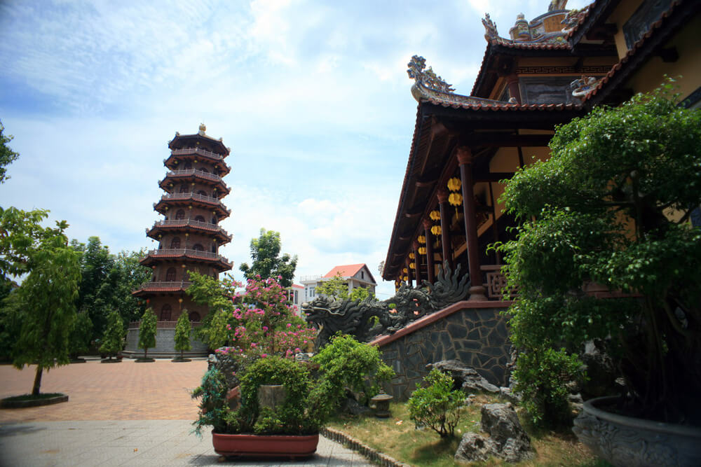 Cảm Nhận Sự Tĩnh Lặng và Thiêng Liêng Tại Chùa Từ Đàm