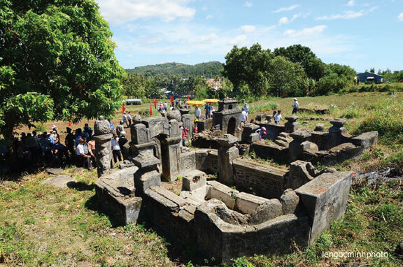 무덤 유물과 다오 트라이 사원의 위치