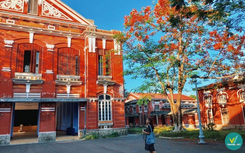 Thăm trường Quốc học Huế