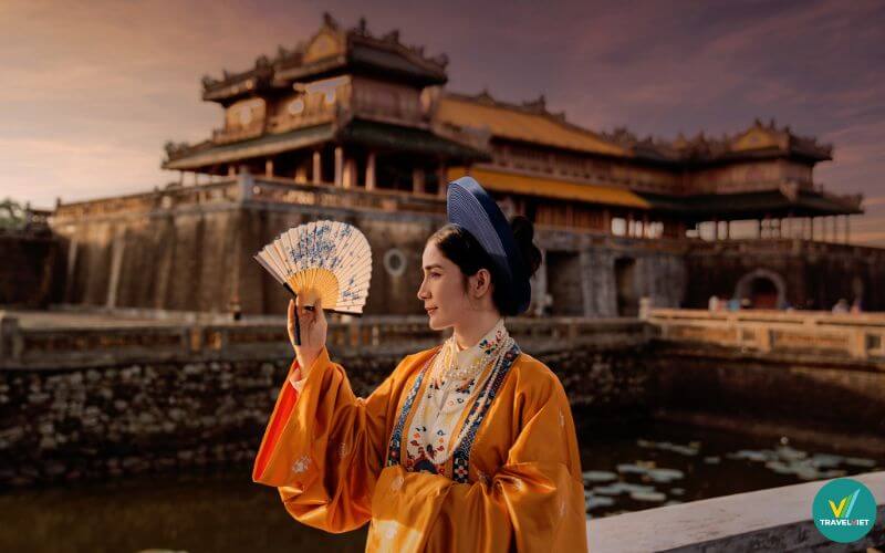 Chụp ảnh cổ phục trong Đại Nội Huế