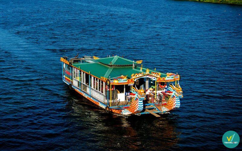 Thưởng thức ca Huế trên sông Hương