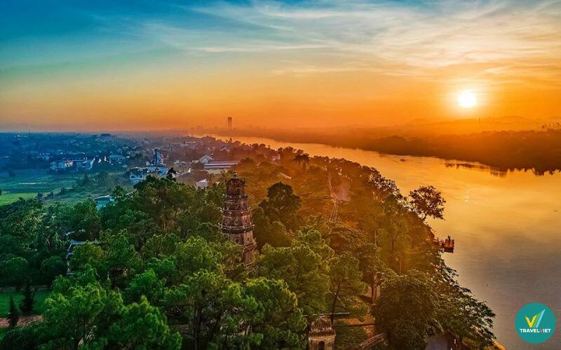 Ngắm hoàng hôn trên chùa Thiên Mụ